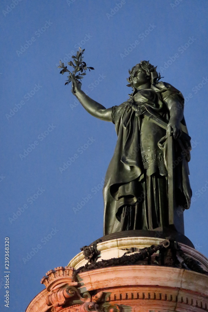 Statue de la République; place de la république le soir; Paris