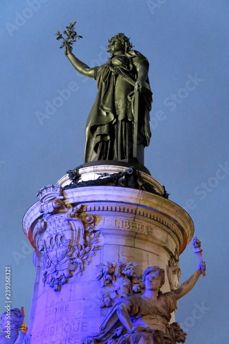 Statue de la R  publique  place de la r  publique le soir  Paris