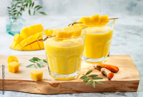 Foto Mango Lassi, yogurt or smoothie with turmeric
