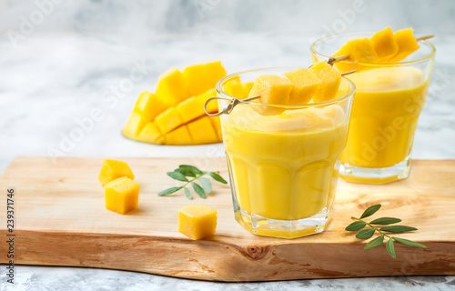 Foto Mango Lassi, yogurt or smoothie with turmeric