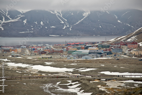 Aussicht auf die Stadt Longyearbyen in der Arktis auf Spitzbergen