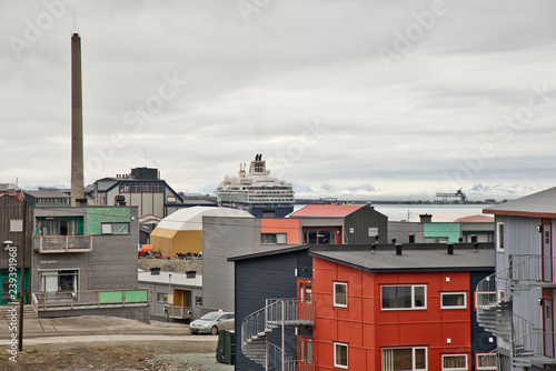 Kreuzfahrtschiff im Hafen von Longyearbyen auf Spitzbergen