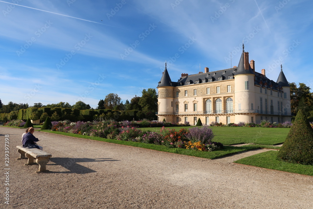 Château et jardin de Rambouillet, avec un banc dans une allée (France)