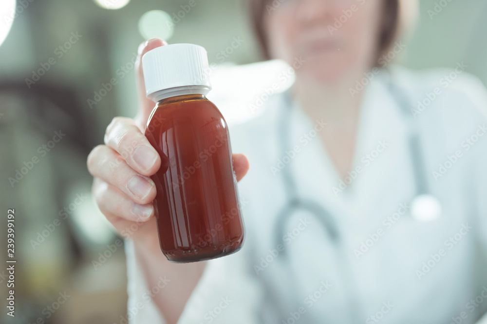 Φωτογραφία Pediatrician recommends paracetamol syrup for medical treatment of baby patients