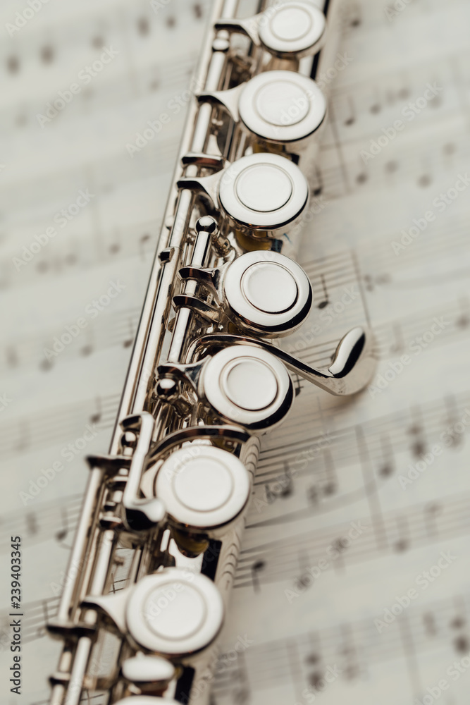 Obraz premium transverse flute on music sheet