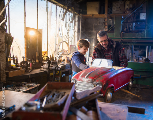 Cuadro en lienzo Father and his young son in a DIY workshop to repair a pedal car