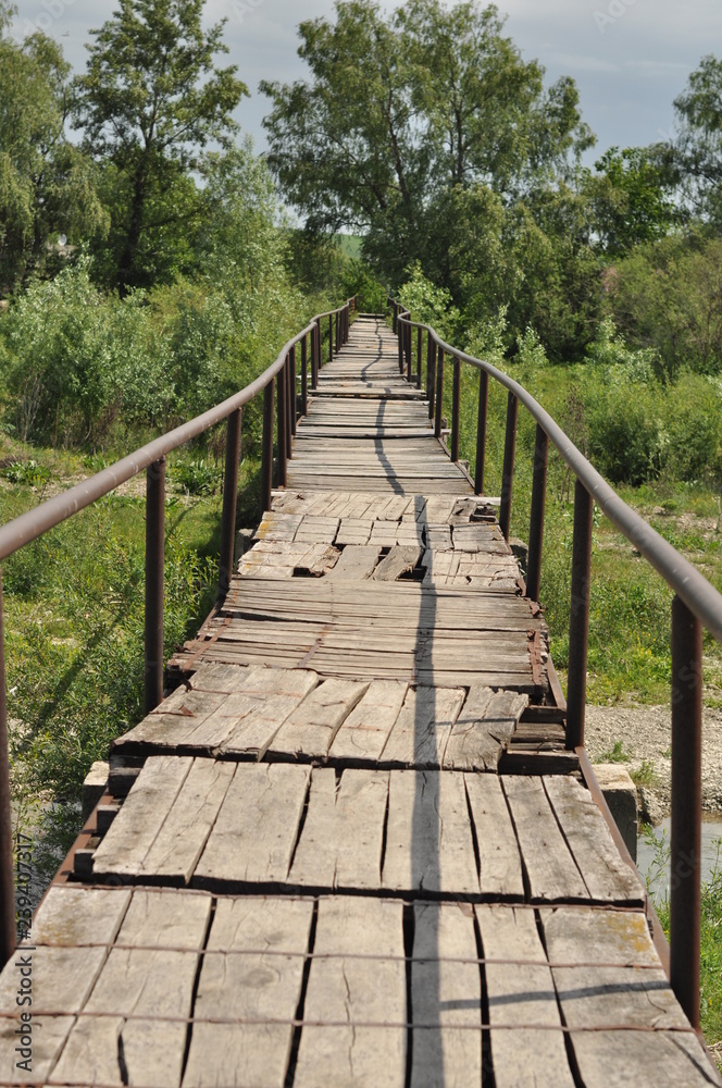 vieux pont dans le village