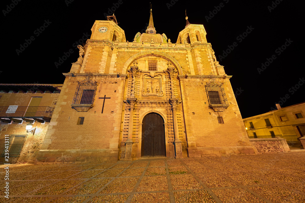 Vista Nocturna de la Fachada Oeste de la Iglesia Gótica del Cristo del Valle en el Pueblo de San Carlos del Valle, Ciudad Real, Castilla La Mancha, España