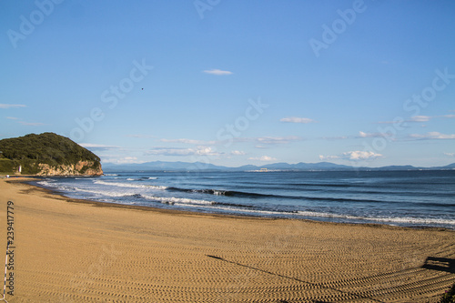 Foto sea coast view with waves, sand beach and blue sky