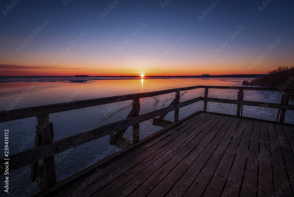 Aussichtsplattform am Steinhuder Meer zum Sonnenaufgang