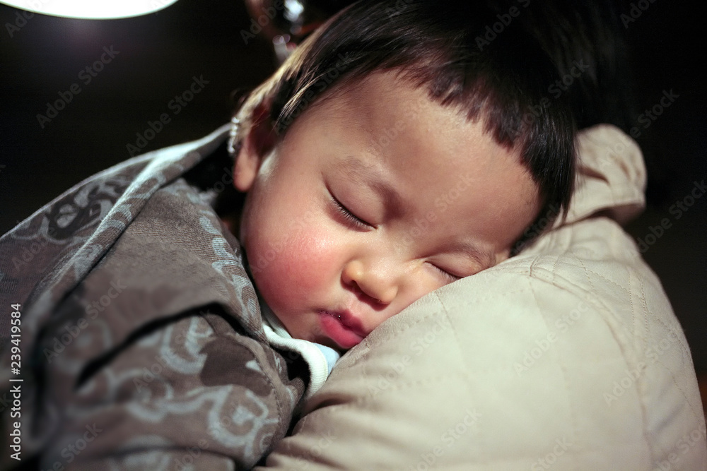 抱っこされて眠る赤ちゃん 抱っこされて眠る赤ちゃん