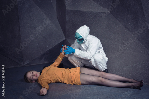 Cuadro en lienzo Alien kidnapping girl