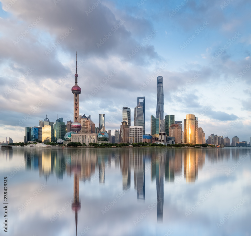 Fototapeta premium shanghai skyline at dusk and beautiful reflections