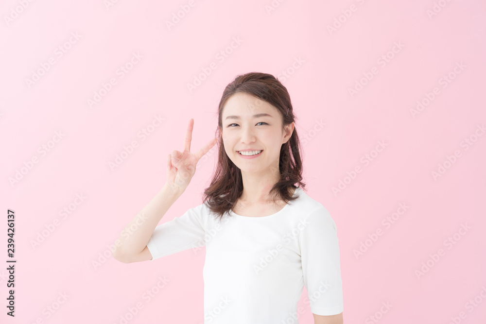 ピース・女性・ピンクバック ピース・女性・ピンクバック