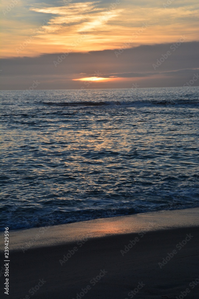 Obraz premium Sunset over the Pacific Ocean in Laguna Beach, CA.