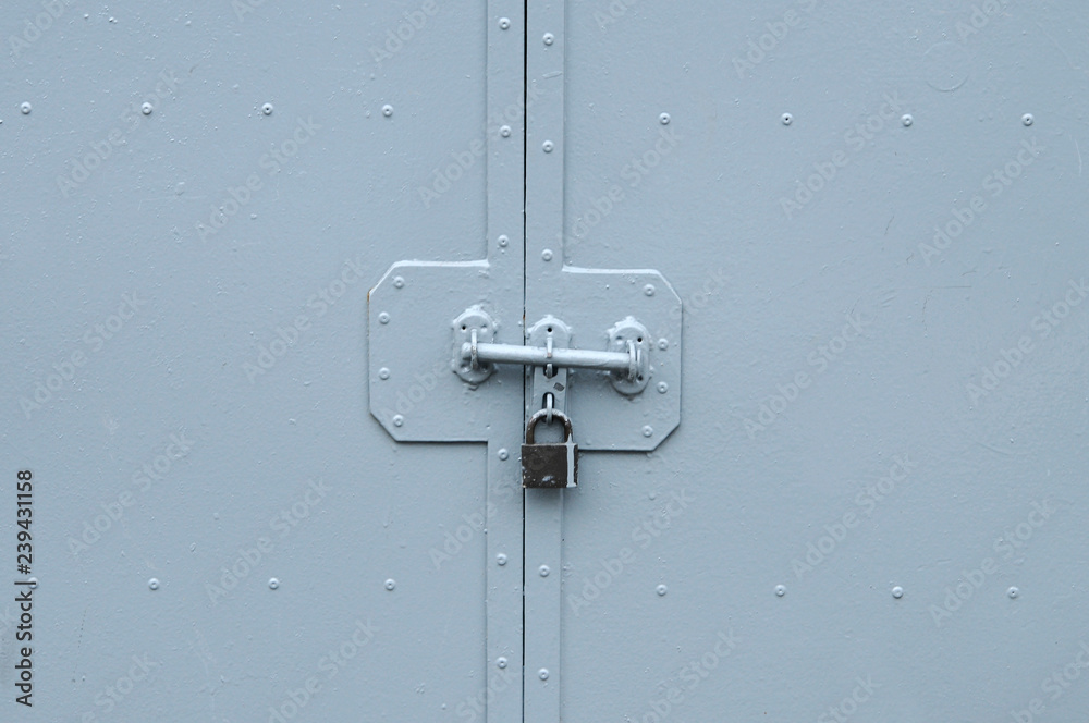 古い扉の南京錠