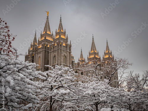 Cuadro en lienzo The LDS Temple in Salt Lake City after a snow storm