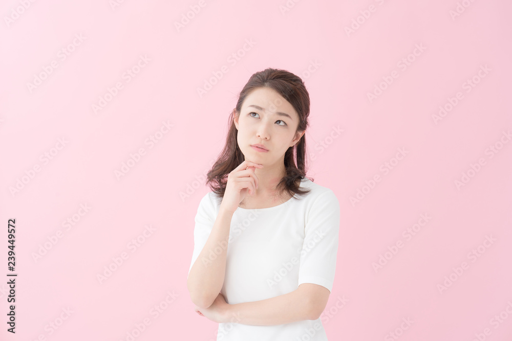 悩む女性 悩む女性