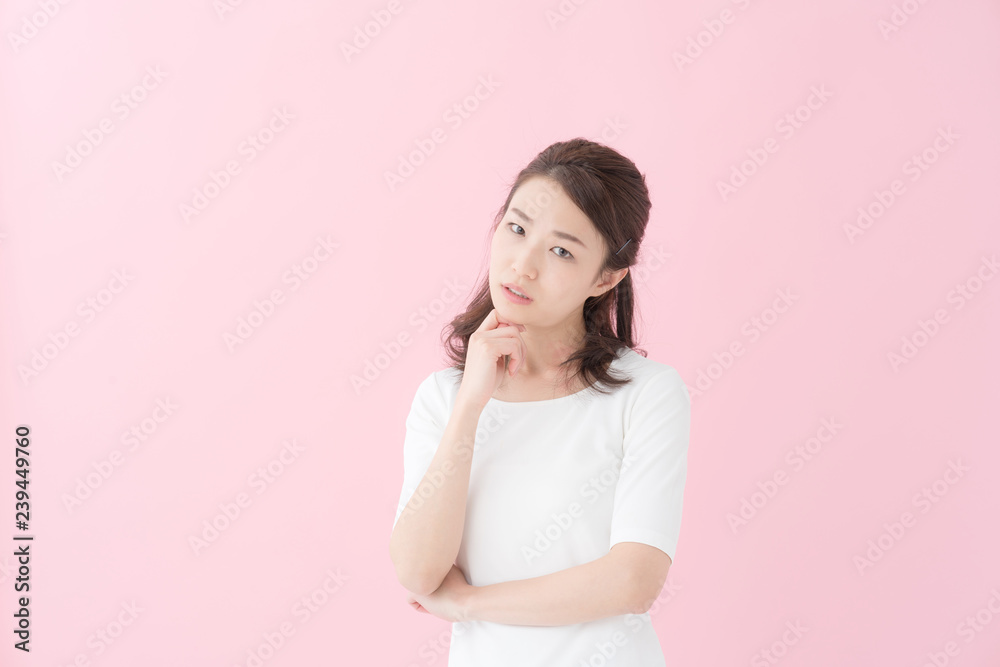 悩む女性