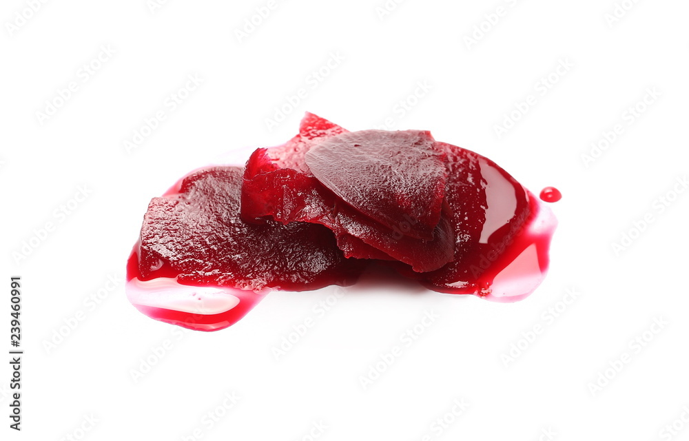 Obraz premium Fresh, cooked beetroot slices isolated on white background