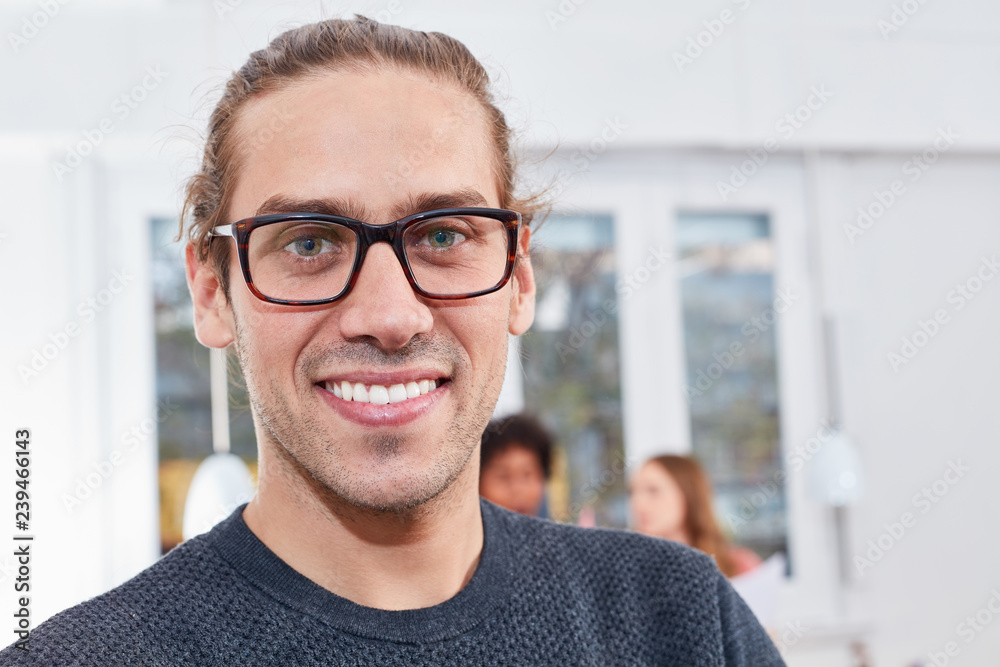 Junger Student als erfolgreicher Entrepreneur Junger Student als erfolgreicher Entrepreneur