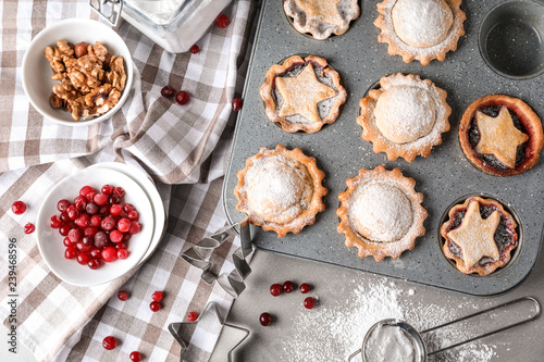 Baking tray with tasty mince pies on table © Pixel-Shot