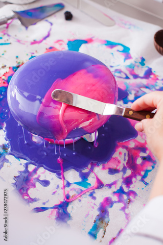 Εκτύπωση καμβά Process of decorating cake with mirror glaze
