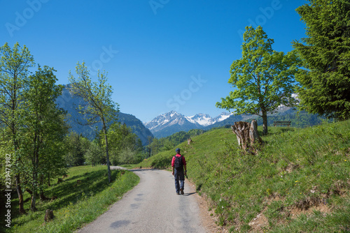 Wanderer im idyllischen Trettachtal Allgäu Landschaft