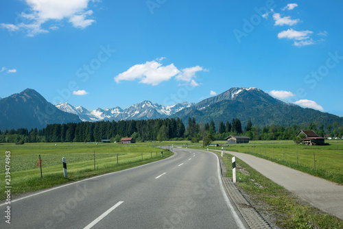 kurvige Landstraße von Rubi nach Oberstdorf im Allgäu