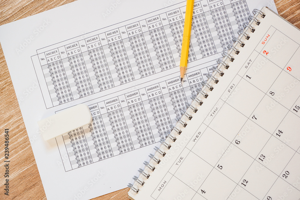 Calendar and mark sheet. Image of test date or examination date　カレンダーとマークシート試験日または検査日