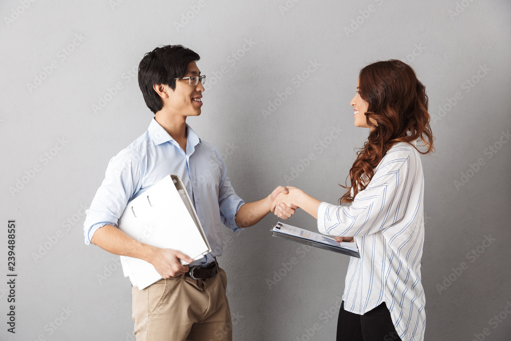 2014 г. Люди вместе. Девушка. Дочь маленькая азиатка с мамой. Пара стоит смотрит.