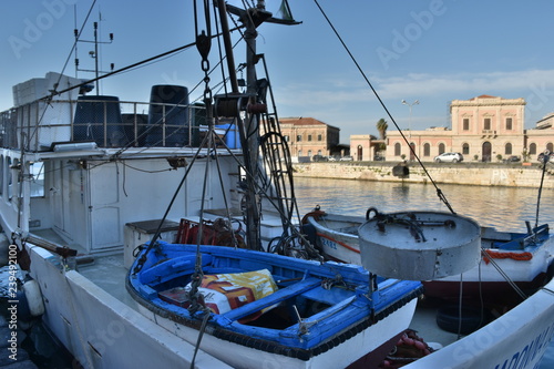 Motopesca siciliano chiamato Cianciolo, con due piccole lancie a  bordo che servono da lampara © GIOVANNI