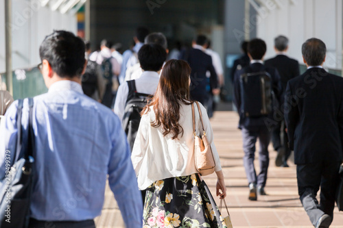 通勤する女性の風景