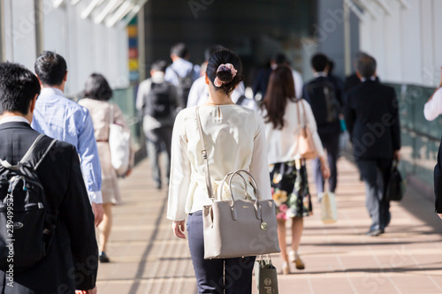 通勤する女性の風景