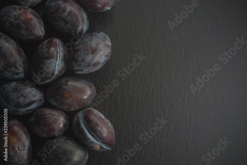 close up fresh plums on dar...