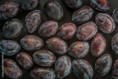 close up fresh plums on dar...