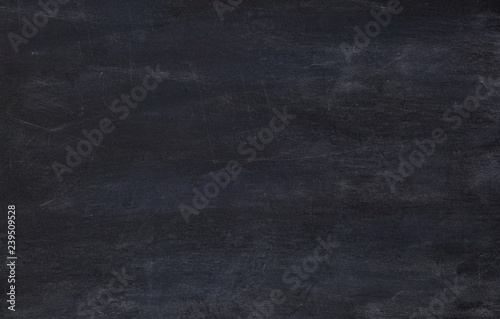Photo Black horizontal blank dusty or dirty chalkboard