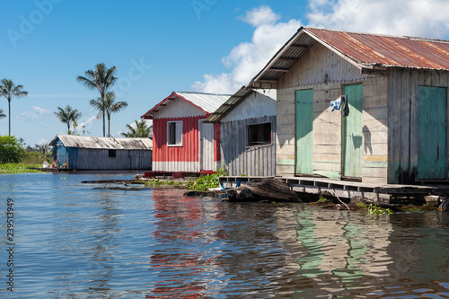 Colorful wooden floating houses on the Rio Negro on sunny summer day with blue sky in the Brazilian Amazon. Manaus, Amazonas, Brazil. © Imago Photo