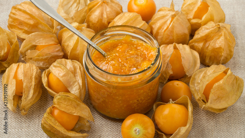 Foto Golden berry or cape gooseberry jam in jar