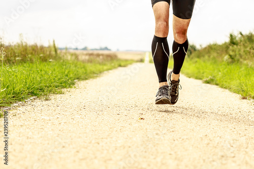 Wysportowany mężczyzna trenuje bieganie, trening 