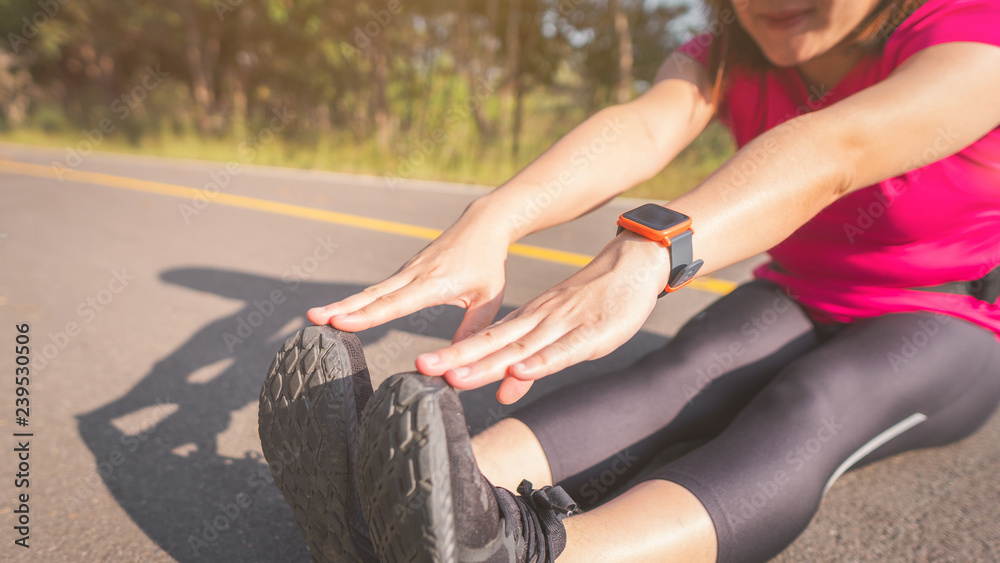 Naklejka premium Women exercise in the morning with SmartWatch.