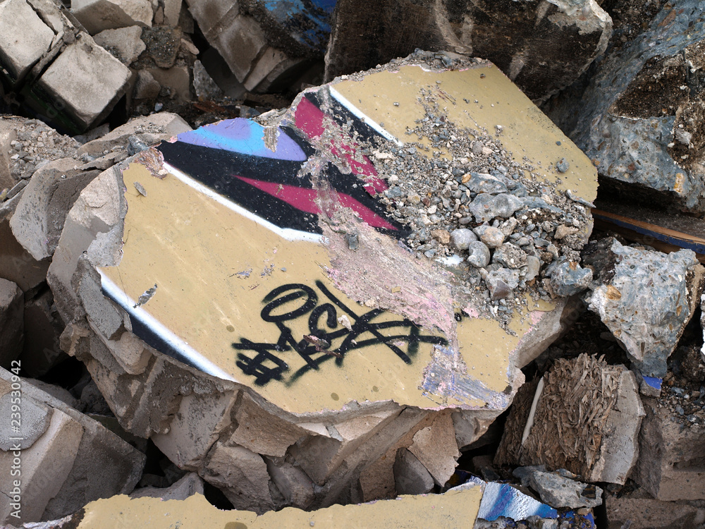 Zerstörtes Graffiti an einem Abbruchhaus
