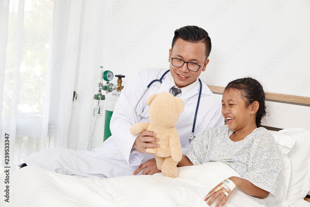 Obraz premium Little girl and doctor in hospital