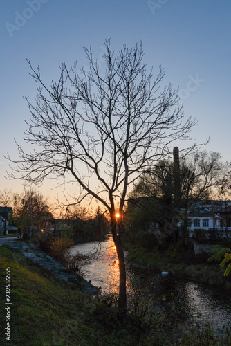 Baum mit Fluss und Fabrik bei Sonnenuntergang © andreasbuchwald