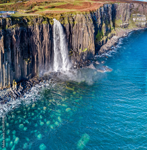 Widok z lotu ptaka na dramatyczne wybrzeże na klifach Staffin ze słynnym wodospadem Kilt Rock - Isle of Skye - Szkocja