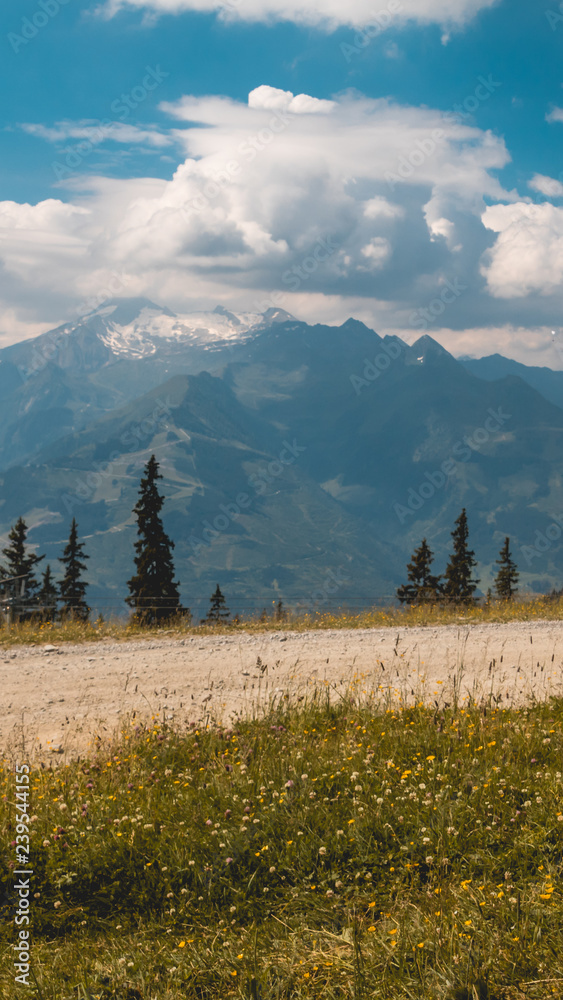 Fototapeta premium Smartphone HD wallpaper of beautiful alpine view at Zell am See - Zeller See - Salzburg - Austria