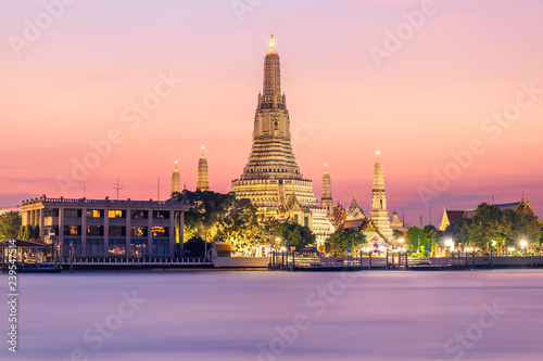 Wat Arun during a sunset in Bangkok © steph photographies