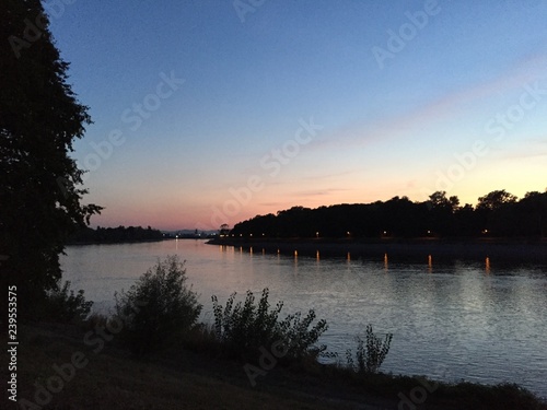 Der Rhein bei Sonnenuntergang