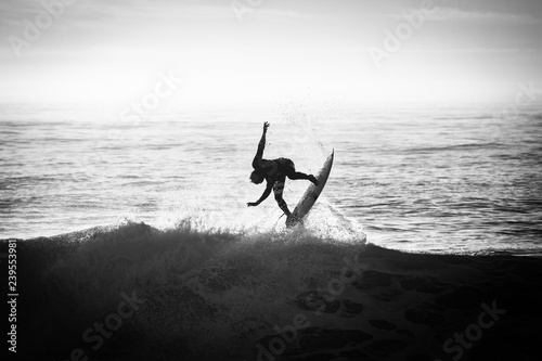 silueta de un surfista en blanco y negro y a contraluz