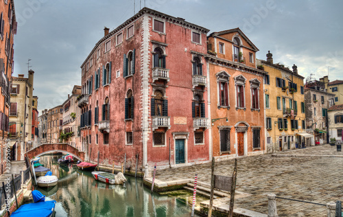 Fototapeta Naklejka Na Ścianę i Meble -  Historical houses on a canal in Venice, Italy